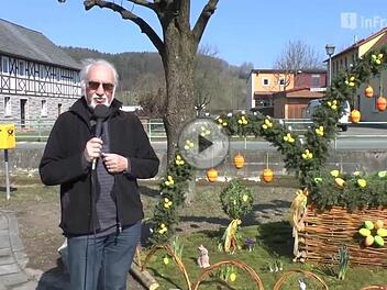 Unser Gartenexperte Jupp Schröder erklärt, woher der Brauch kommt und warum gerade Fichten &amp; Eier zum Schmücken des Brunnens verwendet werden. Foto: Screenshot