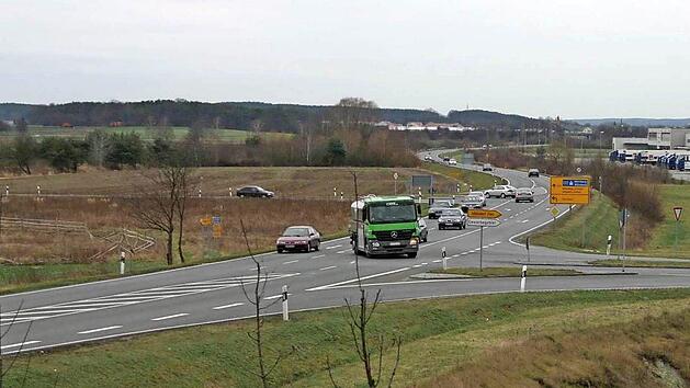 Die Kreisstraße ERH 16 kreuzt die B 470 versetzt: Vorne rechts die Abzweigung nach Adelsdorf, einige Meter weiter hinten geht es links nach Neuhaus. Die vielen Lkw des Aldi-Zentrallagers im Hintergrund sind auch ein Aspekt, der berücksichtigt werden muss. Archivfoto: Andreas Dorsch