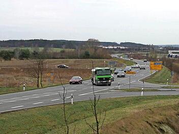 Die Kreisstra&szlig;e ERH&nbsp;16 kreuzt die B&nbsp;470 versetzt: Vorne rechts die Abzweigung nach Adelsdorf, einige Meter weiter hinten geht es links nach Neuhaus. Die vielen Lkw des Aldi-Zentrallagers im Hintergrund sind auch ein Aspekt, der ber&uuml;cksichtigt werden muss. Archivfoto: Andreas Dorsch