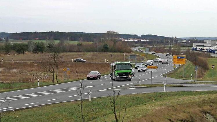 Die Kreisstraße ERH 16 kreuzt die B 470 versetzt: Vorne rechts die Abzweigung nach Adelsdorf, einige Meter weiter hinten geht es links nach Neuhaus. Die vielen Lkw des Aldi-Zentrallagers im Hintergrund sind auch ein Aspekt, der berücksichtigt werden muss. Archivfoto: Andreas Dorsch