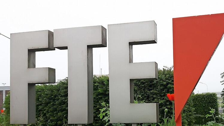 Das FTE-Logo: An seinem Hauptstandort in Ebern beschäftigt das Unternehmen knapp 2000 Mitarbeiter, weltweit sind es insgesamt etwa 3800 Mitarbeiter. Der Automobilzulieferer ist einer der größten Arbeitgeber im Landkreis Haßberge. Foto: Friederike Stark/Archiv