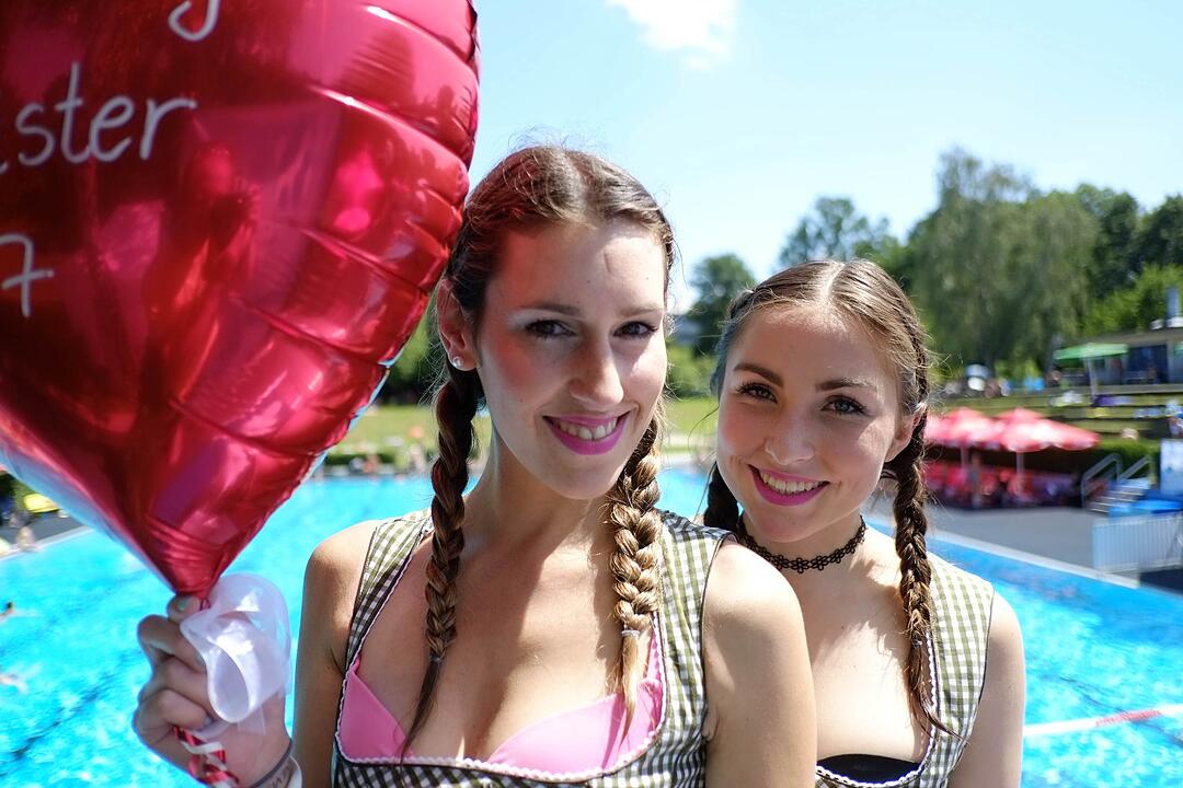 Nürnberg: Dirndl-Flug-WM - mit Tracht ins Wasser