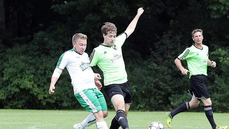 Daniel Kübrich (l.) stört den Trunstadter Torsten Nechwatal bei der Ballannahme.