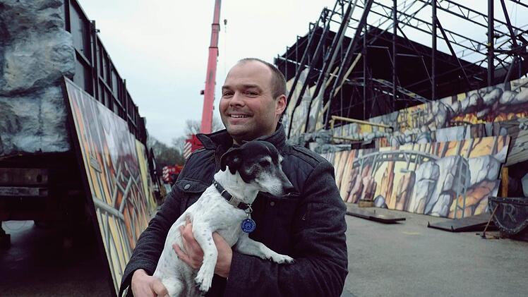 Klaus Reinoldi mit seiner Lilly vor dem Höllenblitz. Foto:Nikolas Pelke