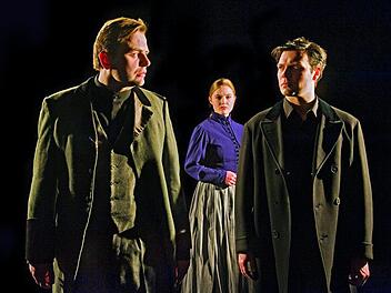 Bertram Maxim Gärtner, Anna Döing und Daniel Seniuk (v. l.)   stehen derzeit in  "Die Räuber" auf der Bamberger Bühne. Jürgen Schabel