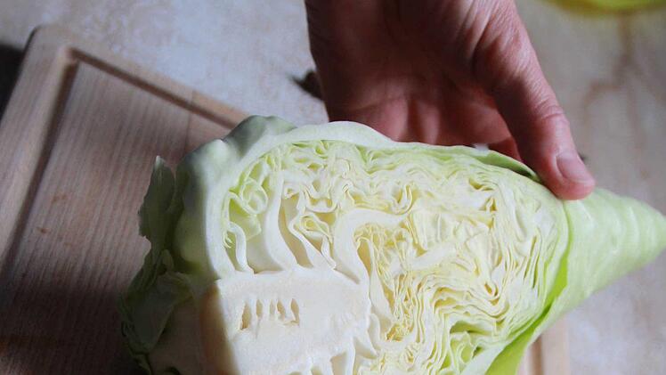 Ein beherzter Schnitt und der Spitzkohl ist bereit für ...