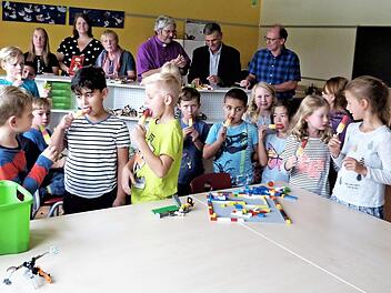 Mit der Einrichtung eines Kinderhorts an der Verbandsschule ist die Gemeinde Neuenmarkt einem großen Wunsch der Eltern nachgekommen. Die offizielle Übergabe erfolgte dieser Tage durch Bürgermeister Siegfried Decker, der für die Kids Eis mitgebracht hatte. Foto: Werner Reißaus