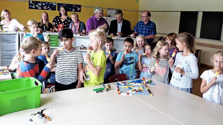Mit der Einrichtung eines Kinderhorts an der Verbandsschule ist die Gemeinde Neuenmarkt einem großen Wunsch der Eltern nachgekommen. Die offizielle Übergabe erfolgte dieser Tage durch Bürgermeister Siegfried Decker, der für die Kids Eis mitgebracht hatte. Foto: Werner Reißaus