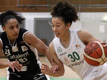 DaJonee Hale (rechts), die sich hier gegen die Heidelbergerin Rachel Arthur zu behaupten hat, ist nach einem kurzen USA-Aufenthalt wieder in den Kreis der DJK-Spielerinnen zurückgekehrt. Foto: sportpress