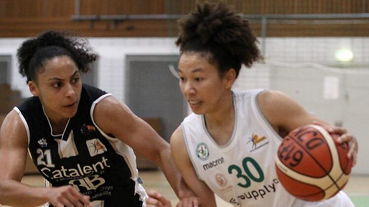 DaJonee Hale (rechts), die sich hier gegen die Heidelbergerin Rachel Arthur zu behaupten hat, ist nach einem kurzen USA-Aufenthalt wieder in den Kreis der DJK-Spielerinnen zurückgekehrt. Foto: sportpress