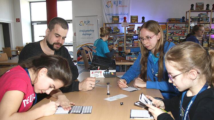Zum zweiten Mal war Karolin Dinkel aus Lohr/Pfarrweisach (hinten rechts) als Spieleerklärerin im Einsatz. Die Schorsch´s aus Maroldsweisach (von links Kristin, Vater René und Marina) waren sich einig: sie hat ihre Sache bei "Identik" gut gemacht.Ralf Naumann
