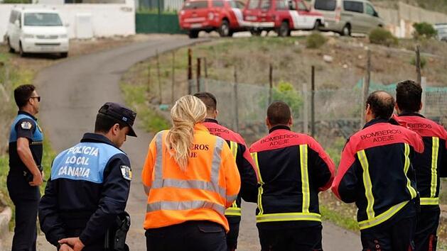 Auf diesem von der spanischen Zeitung "El Dia" zur Verfügung gestellten Bild führen Polizisten und Mitglieder der Feuerwehr auf Teneriffa eine Suchaktion nach einer Frau aus Deutschland und ihrem zehn Jahre alten Sohn durch. Beide wurden tot gefunden. Foto: Andres Gutierrez/El Día, dpa