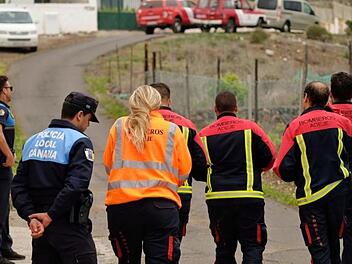 Auf diesem von der spanischen Zeitung "El Dia" zur Verf&uuml;gung gestellten Bild f&uuml;hren Polizisten und Mitglieder der Feuerwehr auf Teneriffa eine Suchaktion nach einer Frau aus Deutschland und ihrem zehn Jahre alten Sohn durch. Beide wurden tot gefunden. Foto: Andres Gutierrez/El D&iacute;a, dpa