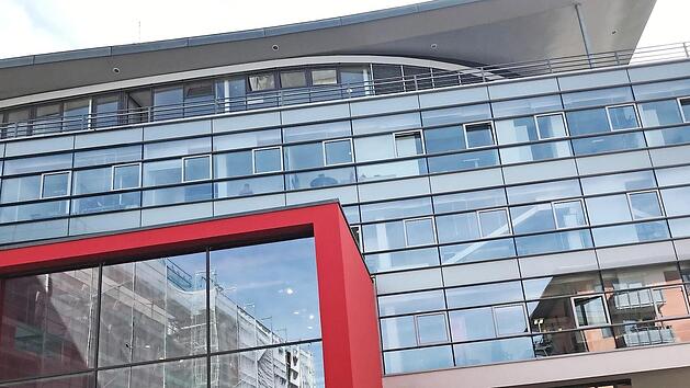 Die ehemalige Puma-Verwaltung in der W&uuml;rzburger Stra&szlig;e dient als Interimsrathaus. Die CSU regt Verhandlungen mit dem Immobilienbesitzer an, damit die Stadt das Geb&auml;ude eventuell erwirbt.  Foto: Michael Busch