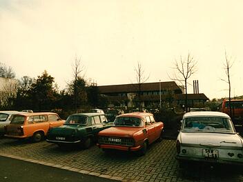Parkende Wartburgs auf dem Hallenparkplatz: 400 Menschen fanden nach ihrer Flucht aus dem Osten in der Adam-Riese-Halle vorerst Unterschlupf und Hilfe.  Fotos: Stadtarchiv Bad Staffelstein/ Slg. Porzel