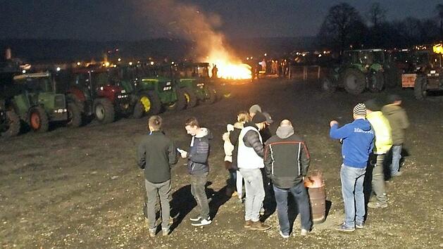 Zum Lisberger Mahnfeuer kamen Bauern aus dem gesamten Landkreis Bamberg und weit darüber hinaus.  Foto: Joseph Beck