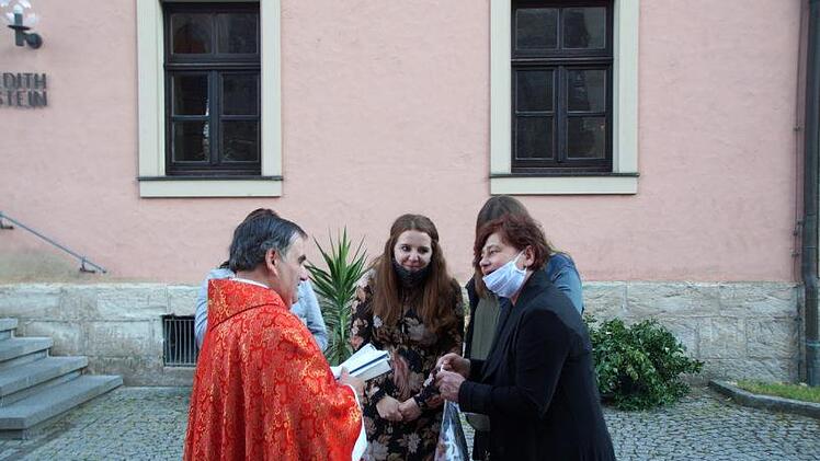 Auf dem Kirchenvorplatz gratulierten die Besucher.Joseph Beck