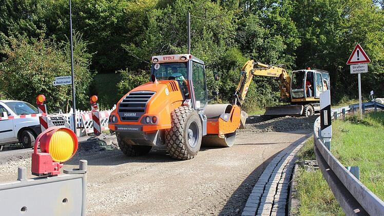 Schwere Geräte  erneuern die Fahrbahn. Foto Julia Raab