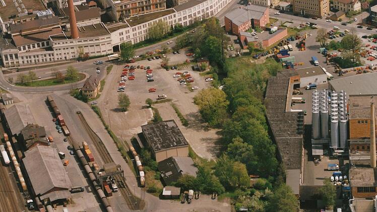 Auf dem Foto aus den 90er Jahren ist die jetzt abgerissene Halle in der Mitte zu sehen. Links der Güterbahnhof, rechts oben die Polizeiinspektion. Foto: Archiv Stadt Kulmbach