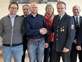 Freuen sich über die Verstärkung (vorne, v. l.): Kommandant Karl-Heinz Nüßlein, Jonas Lieb, Michael Motschenbacher, Robert Knipper, Vorsitzender Bernhardt Gehringer, Kreisbrandmeister Christian Schilder sowie (hinten, v. l.) Zweiter Kommandant Mar...