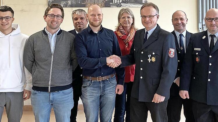 Freuen sich über die Verstärkung (vorne, v. l.): Kommandant Karl-Heinz Nüßlein, Jonas Lieb, Michael Motschenbacher, Robert Knipper, Vorsitzender Bernhardt Gehringer, Kreisbrandmeister Christian Schilder sowie (hinten, v. l.) Zweiter Kommandant Mar...