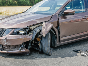 Auto mit Gegenverkehr kollidiert Auto mit Gegenverkehr kollidiert