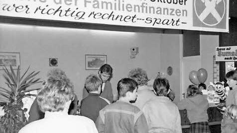 Die Leute stehen am Schalter Schlange.