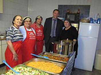 Bürgermeister Thomas Nowak als Topfgucker. Hier schaut er Selvet Göksu, Birsel Birinci, Derya Sarikaya und Ebru Akel bei der Vorbereitung des Festmahls zum Fastenbrechen über die Schultern.  Foto: Hermann Fechter
