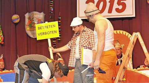 Die Bauarbeiter (von links: Christian Engelhardt und Sebastian Baierlipp) bringen ihren Capo (Ralf Eidloth) an den Rand des Wahnsinns.