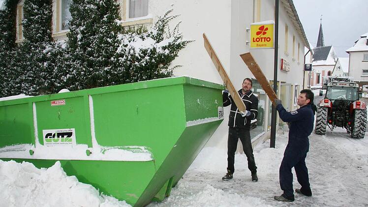 Februar 2010: Die alte Einrichtung des Ladens wird entsorgt. Foto: Archiv
