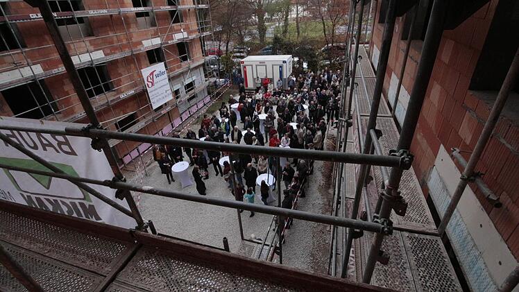 Gestern wurde am neuen Seniorenzentrum des Roten Kreuzes Richtfest gefeiert. Foto: Josef Hofbauer