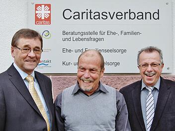 Sozialberater Michael Hupp (63, Mitte), Leiter der Caritas-Suchtberatung, wurde nach 37 Dienstjahren vom Caritasvorsitzenden Emil Müller (rechts) und Geschäftsführer Ludwig Sauer in den Ruhestand verabschiedet. Foto: Sigismund von Dobschütz