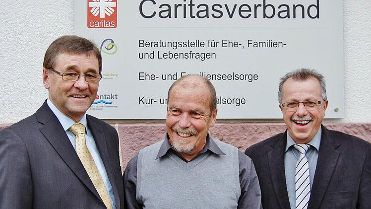 Sozialberater Michael Hupp (63, Mitte), Leiter der Caritas-Suchtberatung, wurde nach 37 Dienstjahren vom Caritasvorsitzenden Emil Müller (rechts) und Geschäftsführer Ludwig Sauer in den Ruhestand verabschiedet. Foto: Sigismund von Dobschütz