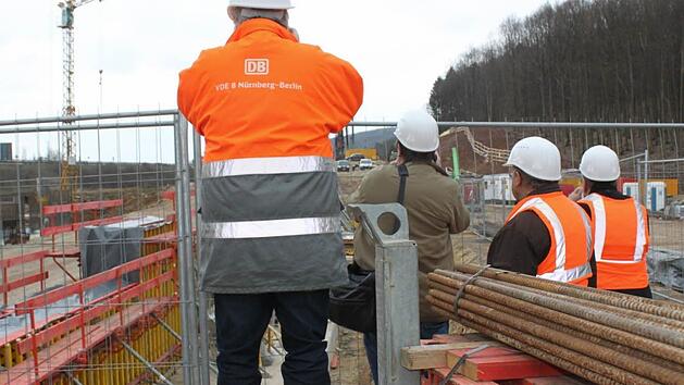 Bahnmitarbeiter und Archäologen betrachten die gut gesicherte Grabungsstelle zwischen Unteroberndorf und Ebing. Foto: privat