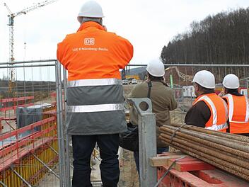 Bahnmitarbeiter und Archäologen betrachten die gut gesicherte Grabungsstelle zwischen Unteroberndorf und Ebing. Foto: privat