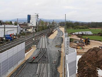 Damit Schotter für das neue Gleisbett per Schiene transportiert werden kann, werden wie in Baiersdorf Behelfsgleise angelegt. Foto: DB AG/Wolfgang Kollorz