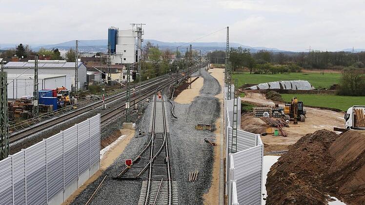 Damit Schotter für das neue Gleisbett per Schiene transportiert werden kann, werden wie in Baiersdorf Behelfsgleise angelegt. Foto: DB AG/Wolfgang Kollorz