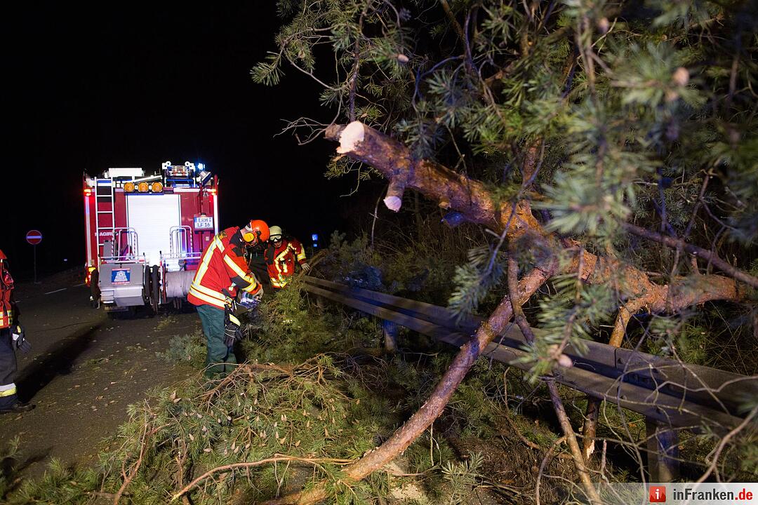 Unwetter über Franken - Ausläufer von Orkantief Thomas deutlich zu spüren
