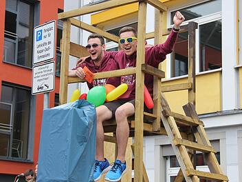 Die Abiturienten des Kronacher Kaspar-Zeuß-Gymnasiums haben am Dienstag ihren Abischerz veranstaltet. Fotos: Franziska Rieger