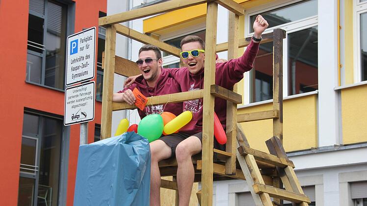 Die Abiturienten des Kronacher Kaspar-Zeuß-Gymnasiums haben am Dienstag ihren Abischerz veranstaltet. Fotos: Franziska Rieger