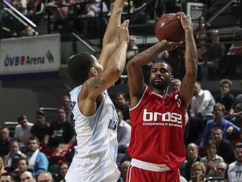 Die ersten fünf und die letzten sieben Punkte erzielte Bambergs Topwerfer  Dorell Wright, der sich hier gegen Ivan Elliot behauptet. Mit 30 Zählern war  der Ex-NBA-Profi der überragende Akteur und verbuchte eine persönliche Bundesliga-Bestleistung. Foto: Hartmut Adelmann