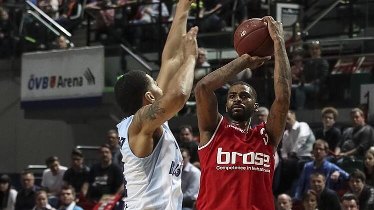 Die ersten fünf und die letzten sieben Punkte erzielte Bambergs Topwerfer  Dorell Wright, der sich hier gegen Ivan Elliot behauptet. Mit 30 Zählern war  der Ex-NBA-Profi der überragende Akteur und verbuchte eine persönliche Bundesliga-Bestleistung. Foto: Hartmut Adelmann