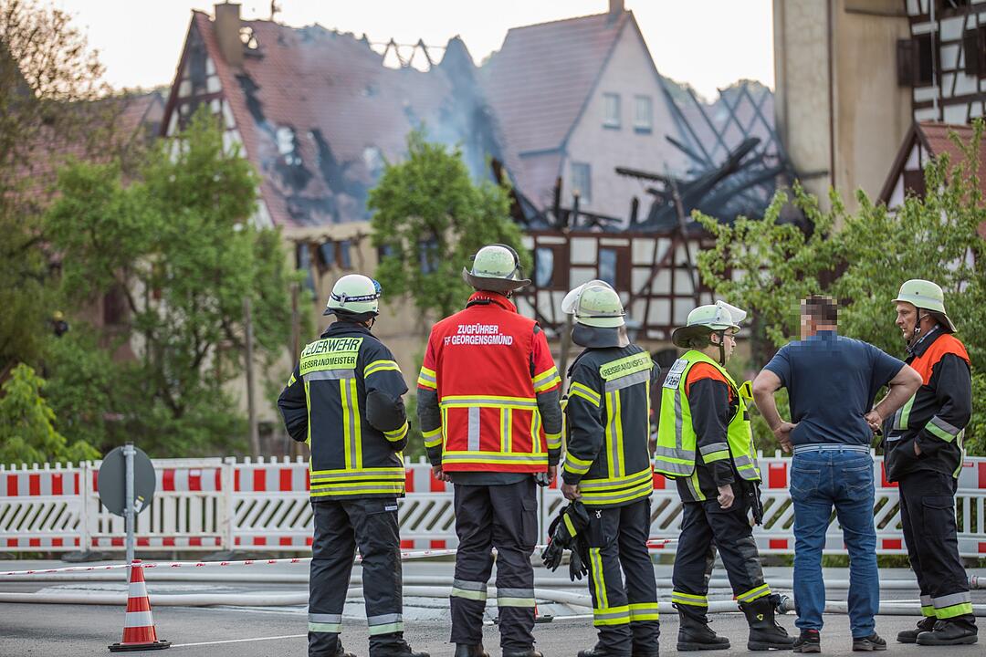 Historische Fachwerkhäuser in Spalt brennen aus - mehrere Verletzte