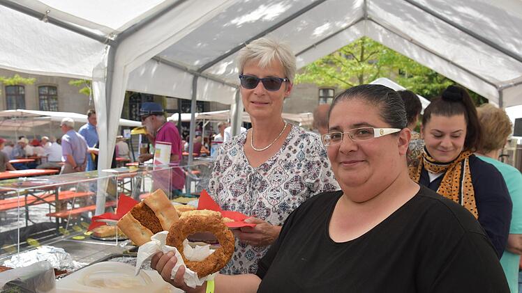 Ob Streuselkuchen oder türkisches Fladengebäck: Petra Rüttinger und Birsel Bicirni boten beim Friedensfest landestypische Spezialitäten an. Foto: Gabi Arnold