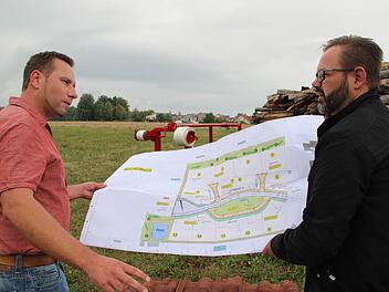 Ortsreferent Fabian Nöth (links) diskutierte mit dem Planer Matthias Kirchner die Lage des Regenrückhaltebeckens.Heike Beudert
