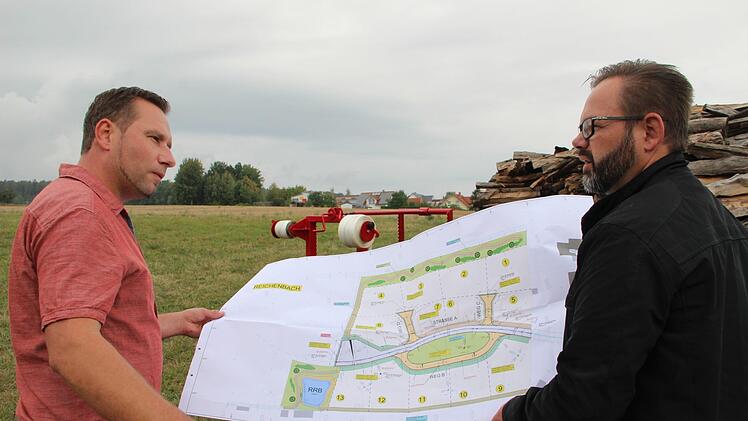 Ortsreferent Fabian Nöth (links) diskutierte mit dem Planer Matthias Kirchner die Lage des Regenrückhaltebeckens.Heike Beudert