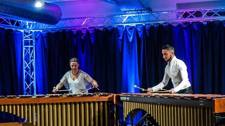 Das Marimba-Duo Katarzyna Mycka und Conrado Moya beeindruckte das Publikum in der "Kulutr.Werk.Stadt" in Neustadt bei seinem Konzert mit seiner Musikalität und seiner Virtuosität gleichermaßen.Foto: Jochen Berger