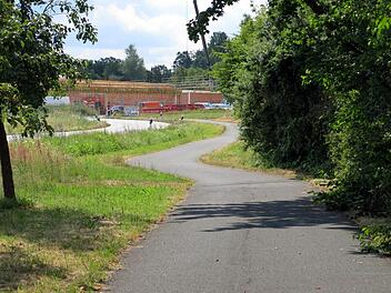 Der Radweg zwischen Poxdorf und Effeltrich, von Poxdorf  her gesehen, im Hintergrund die Baustelle des Supermarktes Foto: Dagmar Niemann