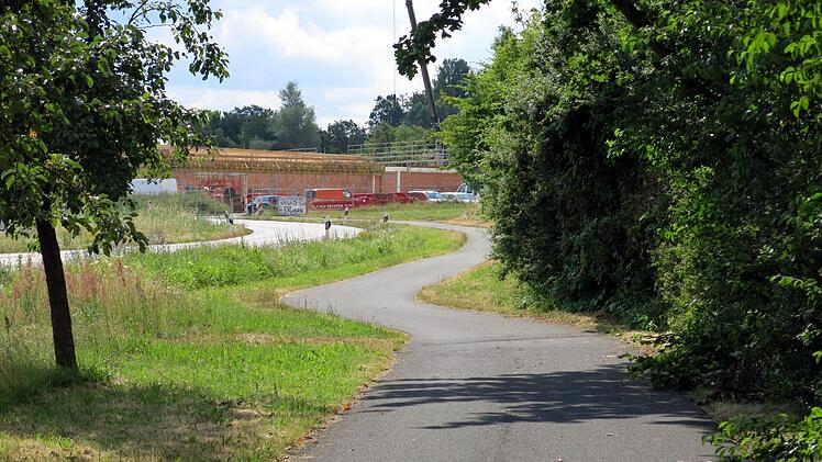 Der Radweg zwischen Poxdorf und Effeltrich, von Poxdorf  her gesehen, im Hintergrund die Baustelle des Supermarktes Foto: Dagmar Niemann