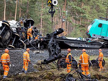 Arbeiten an der Einsatzstelle nach der Güterzug-Kollision
